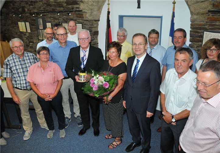 Hans Joachim Weiß wurde vom Bürgermeister und Mitarbeitern der Stadtverwaltung verabschiedet.