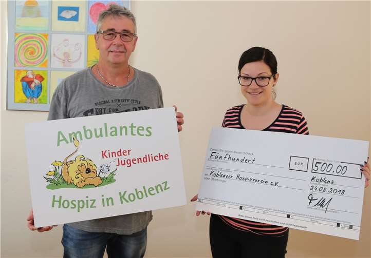 Hans-Joachim Zirwes übergibt den Spendenbetrag an Jessica Lehnen vom Koblenzer Hospizverein.evm