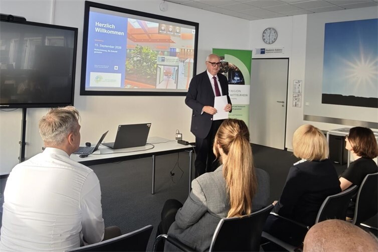 Hans-Jörg Assenmacher, Vorsitzender der Initiative Region Koblenz-Mittelrhein e.V., begrüßt die Teilnehmenden der Zukunftswerkstatt bei der IHK Akademie Koblenz