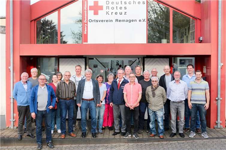 Hans-Jörg Göhlmann (Mitte), Vorsitzender des DRK-Ortsverein Remagen e.V., bedankte sich im Rahmen einer Blutspenderehrung für das geleistete unentgeltliche Engagement zugunsten schwerkranker Mitbürger und Unfallopfern.  Foto: Thorsten Trütgen