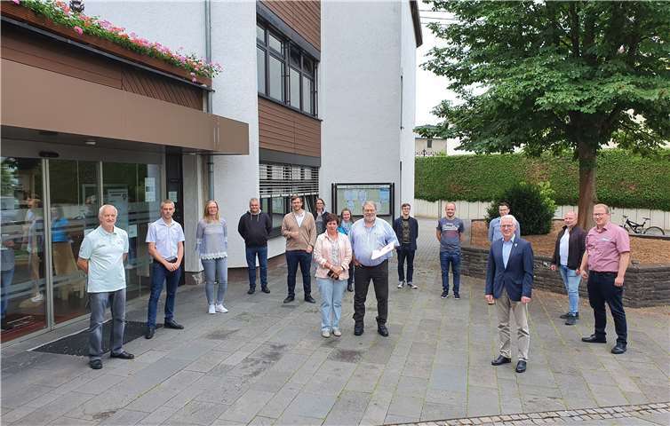 Hans-Jörg Siegel wurde in den wohlverdienten Ruhestand verabschiedet. Foto: VG Puderbach