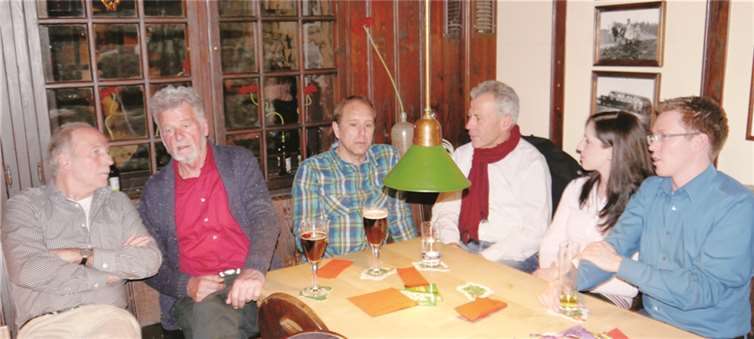 Hans-Joerg Sievers (l.), Organisator des Löwenlaufs Hachenburg, im Gespräch mit Lauftreffchef Karl-Werner Kunz.privat