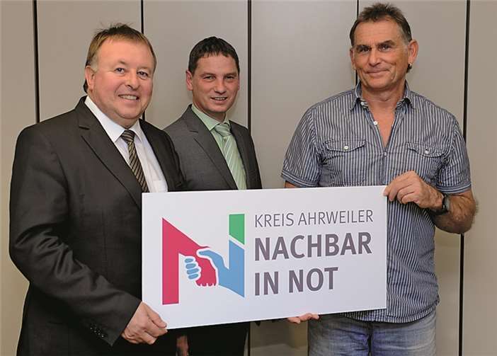 Hans Jonen, Geschäftsführer der Fit & Fun GmbH, übergab den Spendenscheck an Landrat Dr. Jürgen Pföhler.FIX