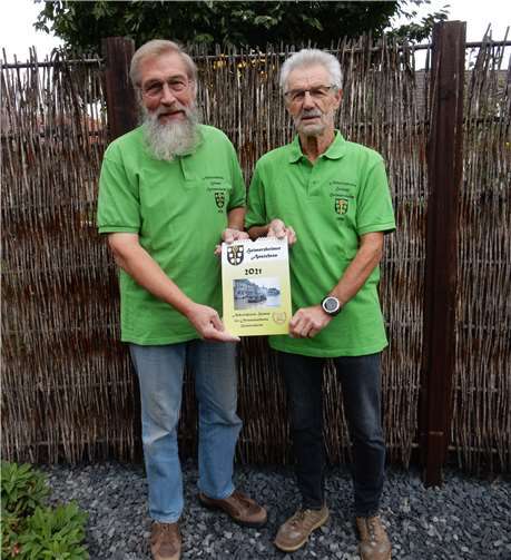 Hans Josef Balg (li.), Vorsitzender des AK Heimat, und Hermann Josef Echter stellen den neuen Kalender vor.Foto: privat