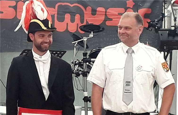 Hans-Josef Bleser (re.) , neuerOrtsbürgermeister von Treis, gratulierte René Zilles zur Hauptmannswürde.