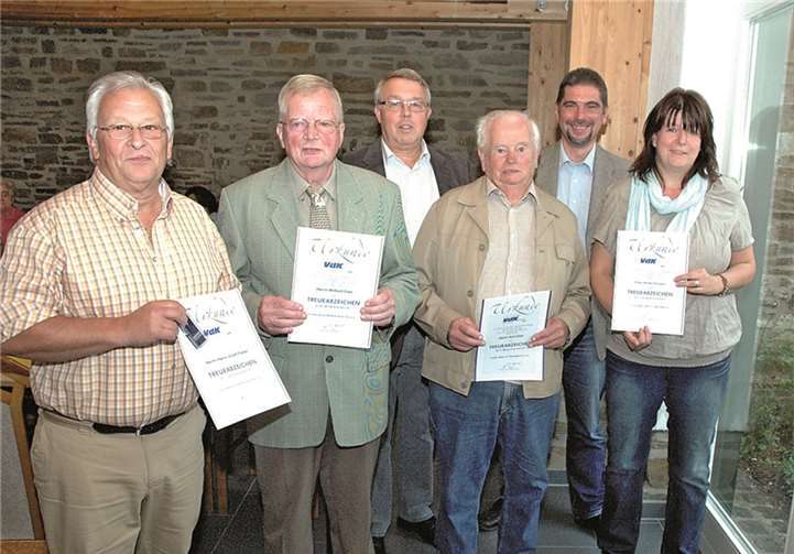 Hans-Josef Faber - zehn Jahre, Wilbert Gies - 20 Jahre, Vorsitzender Norbert Ulrich, Alfons Koll - 20 Jahre, Kreisverbandsvorsitzender Jürgen Kubach und Heike Surges zehn Jahre. UM