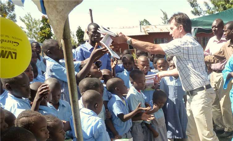 Hans-Josef Weiler, Vorsitzender des Vereins „Malaika- Sonne für Afrika e.V.“ verteilt im Jahr 2014 im Waisenhaus in Shiseso in Kenia Schulbücher aus Spendenmitteln.Foto: privat