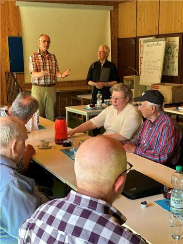 Hans-Jürgen Heep (links), Regionalgruppe Mendig-Pellenz der Deutschen Parkinson Vereinigung, freute sich Heinz Lempertz (rechts) zu einem Vortrag begrüßen zu können.  Foto: Stefan Pauly/VG-Verwaltung Mendig