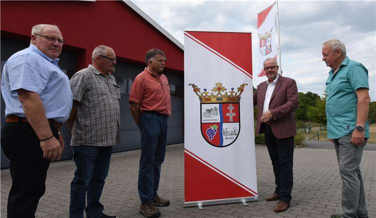 Hans-Jürgen Juchem (2.v.r.) und der Ortsbeirat stellten nun die neue Dorffahne vor.  FIX