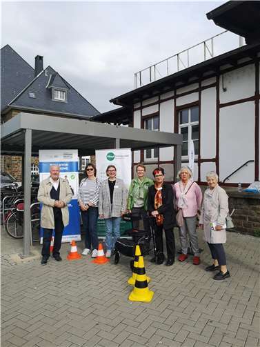 Hans-Jürgen Juchem mit den Initiatorinnen Ingrid Neubusch (Gemeindeschwester Plus) und Ute Remshagen (Pflegestützpunkt) sowie Renate Adams, Cornelia Brodeßer und zwei interessierten Besucherinnen (v.l.).  Foto: Stadtverwaltung / Kevin Hengsberg