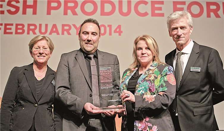 Hans-Jürgen Kirsch; Leiter Einkauf Obst und Gemüse bei Globus, und seine Stellvertreterin Petra Rogg erhalten den begehrten „Fruchthandel Retail Award“ von den Geschäftsführern des Fruchthandel Magazins.privat
