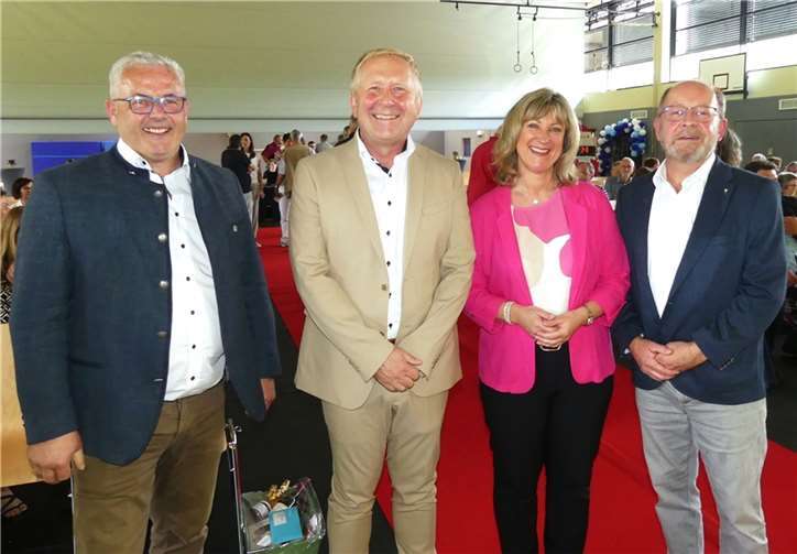 Hans-Jürgen Schmitz, Schulleiter der FOS und Realschule plus Kaisersesch, wurde in den Ruhestand verabschiedet. (V.r.) Hans-Jürgen Schmitz, Landrätin Anke Beilstein, Schulrat Achim Buchholz, Verbandsbürgermeister Albert Jung. Fotos: TE