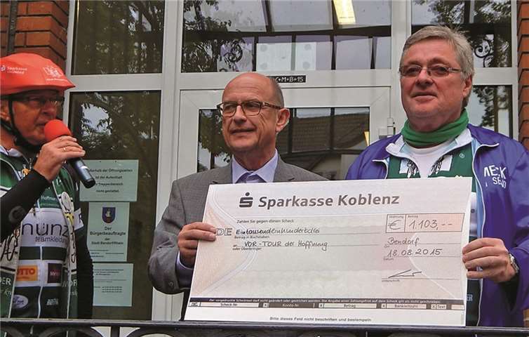 Hans Jürgen Schupp und Michael Kessler (Mitte) überreichten einen Scheck an Jürgen Grünwald.