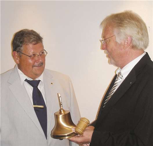 Hans-Jürgen Sohr (r.) übergab Präsidentenglocke und Präsidentschaft an seinen gewählten Nachfolger Dieter Balter.privat