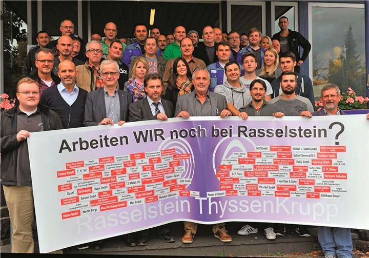 Hans-Jürgen Urban, geschäftsführendes Vorstandsmitglied der IG Metall Frankfurt (3.v.l.), Markus Eulenbach, Erster Bevollmächtigter der IG Metall Neuwied (4.v.l.) und Wilfried Stenz, Betriebsratsvorsitzender von ThyssenKrupp Rasselstein (5.v.l.) sowie Vertrauensleute von ThyssenKrupp Rasselstein präsentieren eine Aufstellung von Firmen, die alle mit Werkverträgen bei ThyssenKrupp Rasselstein beschäftigt sind. Meta Welling