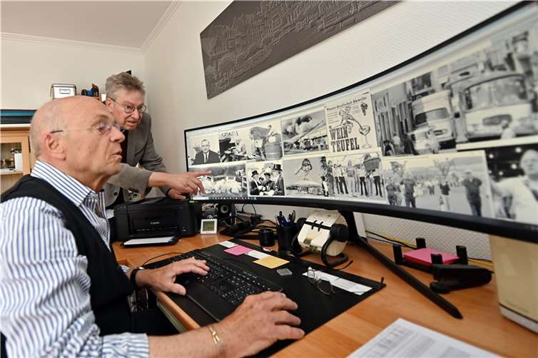 Hans-Jürgen Vollrath und Werner Schüller bei der Zusammenstellung des Bildbandes.  Foto: privat