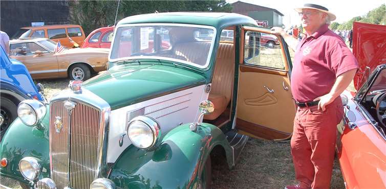 Hans Kaczmarek aus Bauscheid besitzt diesen englischen Wolseley seit elf Jahren. Er sagt lachend: „Der wiegt 1,4 Tonnen und hat nur 38 PS. Wenn ich damit in Puderbach den Steimeler Berg hoch fahre, bildet sich hinter mir eine kilometerlange Schlange.“