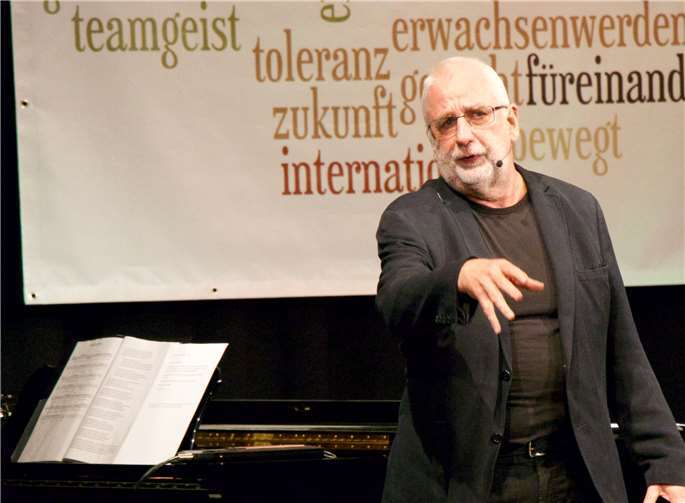 Han’s Klaffl kann das belehrende Wesen eines Pädagogen nicht ablgen – weder im Museum, noch im Supermarkt, noch beim Arzt. MTB