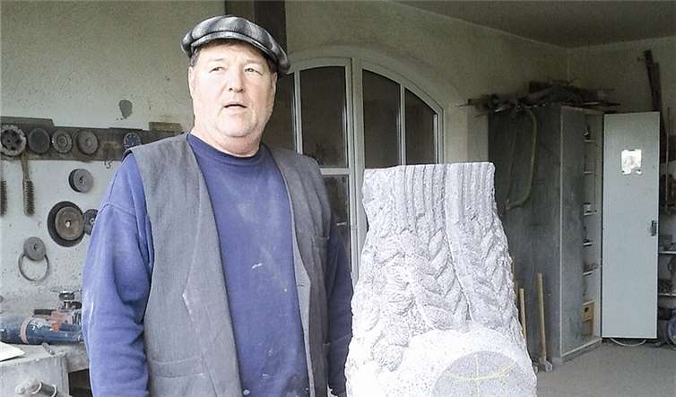 Hans Lossen mit seinem Kunstwerk. privat