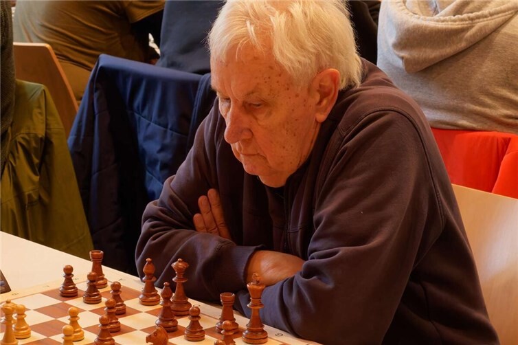 Hans Lotzien am Schachbrett