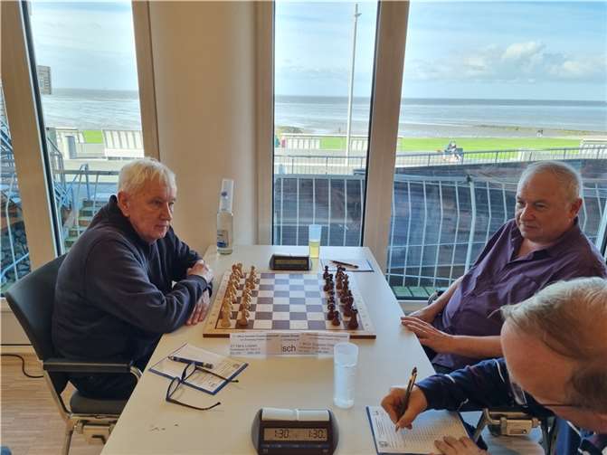Hans Lotzien (links im Bild) vor der Partie gegen IM Dr. Evgeni Chevelevitch. Foto: privat