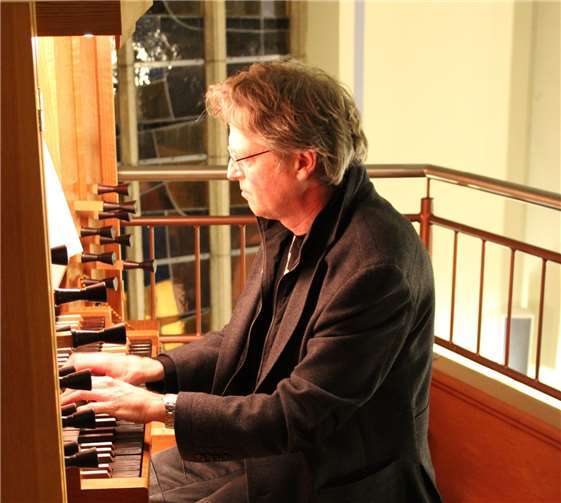 Hans-Martin Limberg spielte in der Martin-Luther-Kirche Jazz-inspirierte Orgelmusik. Foto: DU