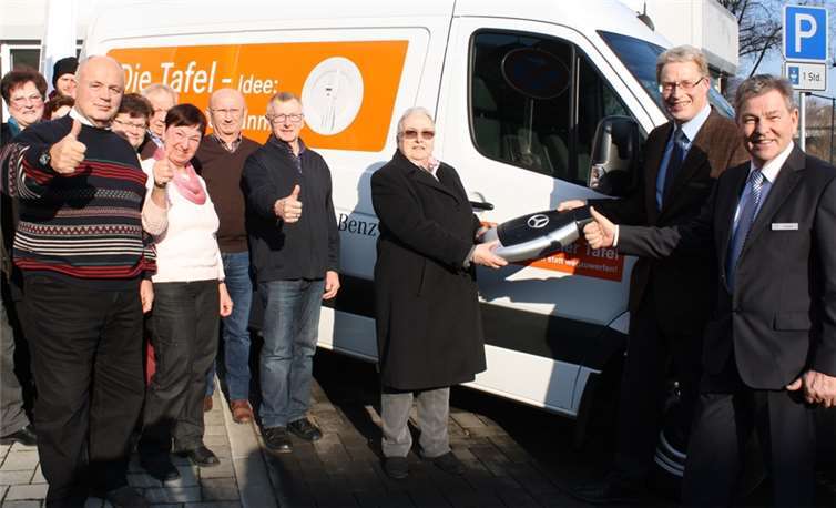 Hans Martin Meurer übergibt an Caritas-Direktorin Katy Schug und ihr Team symbolisch einen riesigen Schlüssel. TE