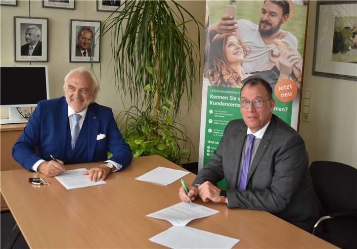 Hans Mayer und Udo Hoffmann bei der Vertragsunterzeichnung. Foto: privat