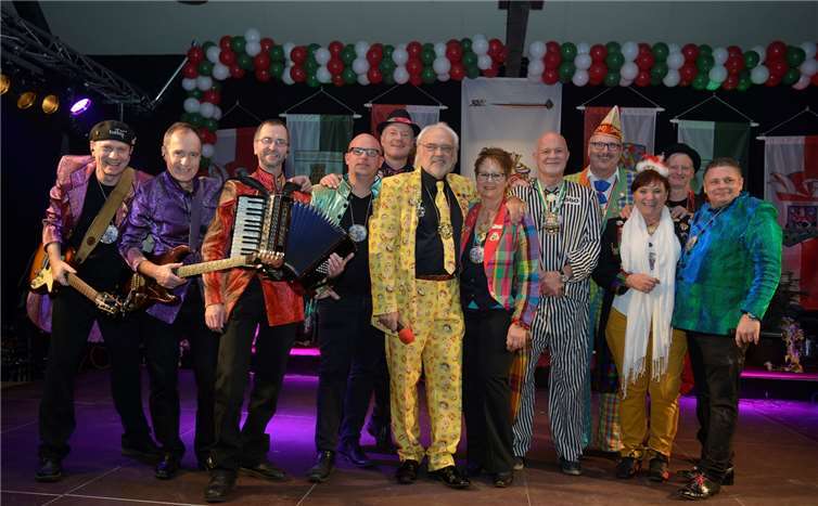 Hans Mayer und sein RKK-Team freuen sich gemeinsam mit den Kolibris über ein gelungenes Prinzentreffen.