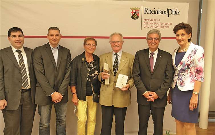 Hans Melcher und Ehefrau Hannelore (Bildmitte) mit Staatsminister Roger Lewentz (2. v. r.), LSB-Präsidentin Karin Augustin sowie dem CTG-Medienbeauftragten Michael Castor (links) und dem stellvertretenden CTG-Vorsitzenden Michael Horne.Privat