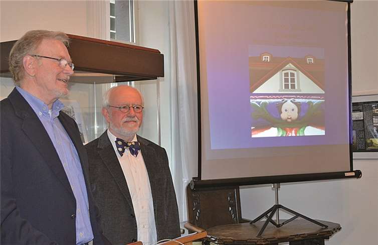 Hans Metternich (re.) und Hans Atzler begrüßten die Gäste und erläuterten die Ausstellung.