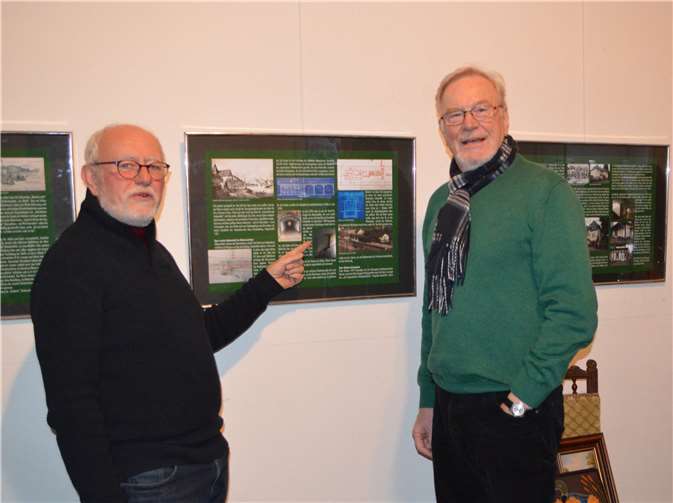 Hans Metternich und Hans Atzler präsentierten die Ausstellung dem wissbegierigen Publikum. Foto: AB