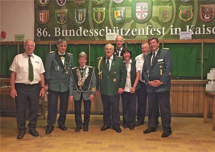 Hans Michels, Norbert Steffens, Bezirks-Königin Edith Wagner, Erwin Pauken, Josef Rieder, Monika Rausch, Volker Fischenich, Mario Schäfer. privat