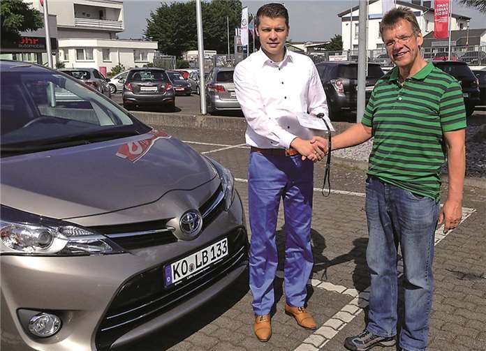 Hans Neumann (re.) vom DRK-Kreisverband Ahrweiler e.V. bedankte sich bei Firmenkundenberater Alexander Reuter von Toyota Löhr Automobile für die geleistete Unterstützung. Herbert Kluth