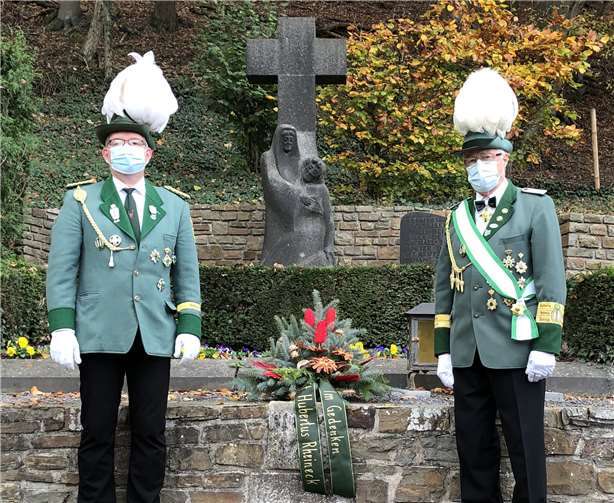 Hans Oskar Degen und Günther Berlin gedenken der Gefallenen und Verstorbenen der Kriege und der Bruderschaft. Foto: privat