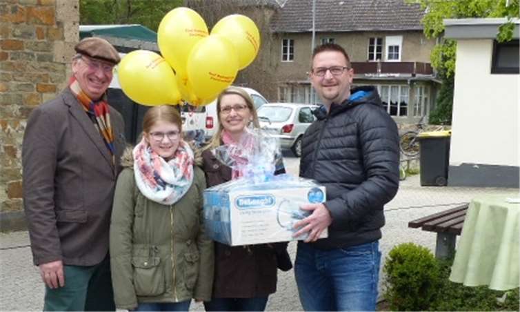 Hans-Otto Schade, Unternehmerverein (l.), Frau Rita Berrenrath (2. v. r.) und ihre Tochter und Guido Lenzen, Unternehmerverein, bei der offiziellen Übergabe des Hauptgewinns.  privat