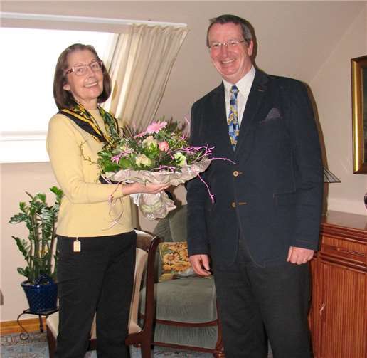 Hans-Otto Schade begrüßt Martina Völkner als neues Mitglied. Bad Bodendorfer Unternehmen