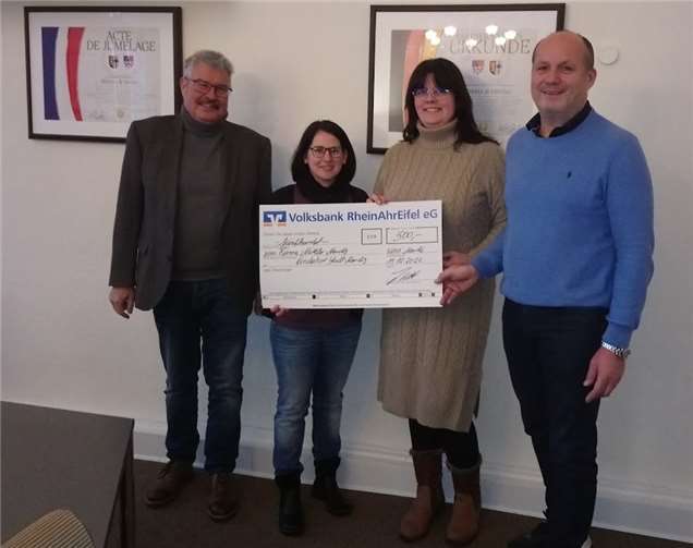 Hans Peter Ammel (1.v.l.) und Jürgen Mittler (1.v.r.) bei der Spendenübergabe.  Foto: Stadt Mendig