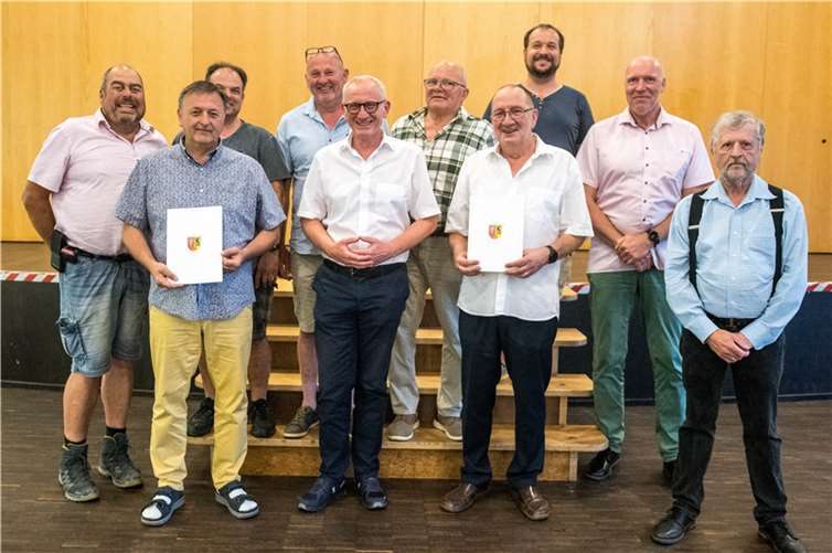 Hans-Peter Blumenberg, Udo Heimermann, Dirk Schmitz, Bernd Ockenfels, Bürgermeister Guido Orthen, Ernst Füllmann, Ortsvorsteher Jürgen Saess, Christoph Scheuer, Stephan Unland, Kurt Wolter (v.l.).  Foto: Thomas Schoofs / Stadtverwaltung