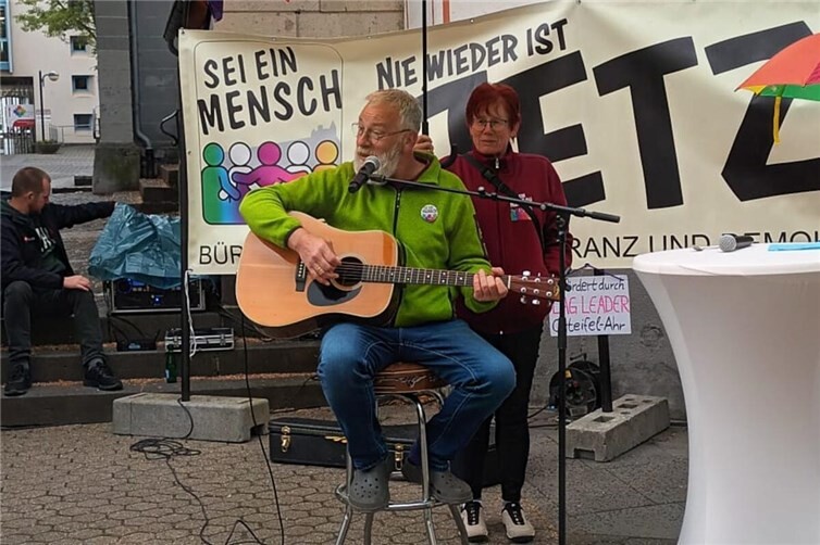 Hans-Peter Hilger unterstützt die Veranstaltung durch seinen Gesang. 