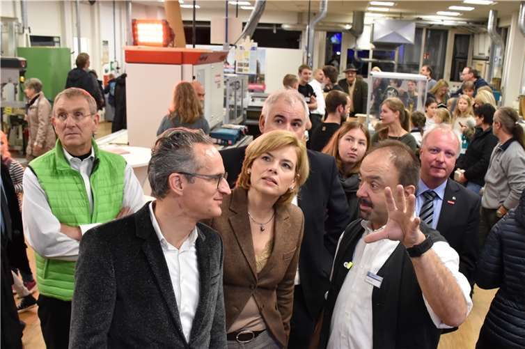 Hans Peter Höfer (vorne rechts), Fachbereichskoordinator des Holzbereichs, informierte Bundeslandwirtschaftsministerin Julia Klöckner über die neuste Bearbeitungstechnik. HEP