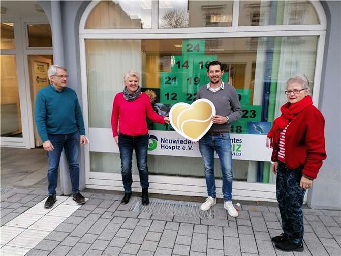 Hans-Peter Knossalla, Beate Christ, Maximilian Vohl und Dr. Ingrid Stollhof (von links) bei der Spendenübergabe.Foto: Hospizverein