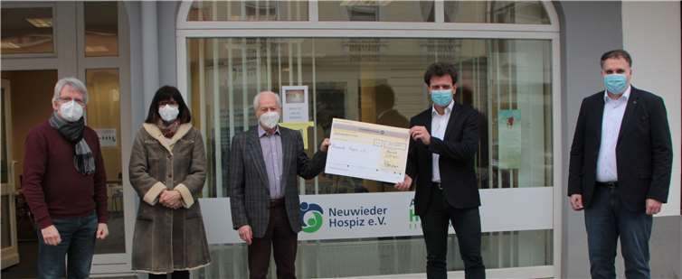 Hans-Peter Knossalla (Hospizverein), Anita Ludwig (Leiterin Ambulantes Hospiz), Horst Roth (Hospizverein), Lutz Steinhauer und Walter Monschauer (Dyckerhoff GmbH) bei der Spendenübergabe (von links). Foto: Neuwieder Hospizverein