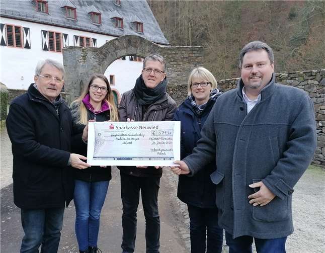 Hans-Peter Knossalla, Melanie Klein, Herbert Limbach und Maria Paulat des Hospizvereins und Bürgermeister Michael Christ bei der Spendenübergabe. Foto: privat