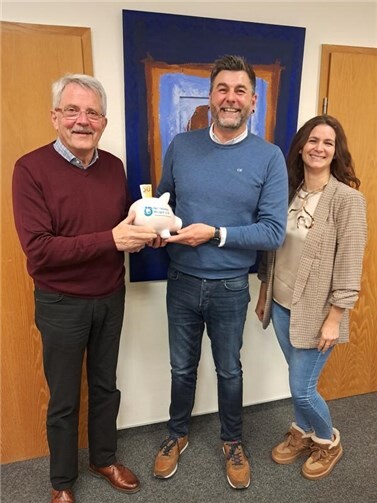 Hans-Peter Knossalla (Neuwieder Hospizverein), Daniel Bauer und Michaela Valerius (BWN Betonfertigteilwerk GmbH & Co. KG) bei der Spendenübergabe.  Foto: Beate Christ