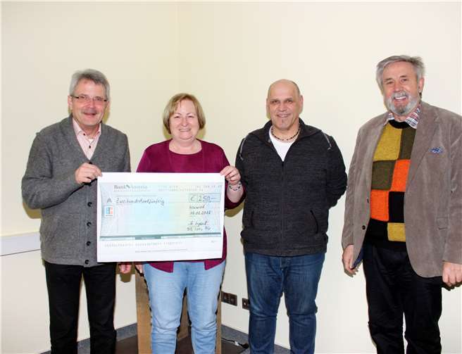 Hans-Peter Knossalla, Ruth Espert, Peter Schulze und Peter Oster (v.l.) bei der Scheckübergabe.  Beate Christ