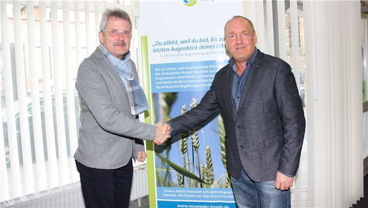 Hans-Peter Knossalla (links) vom Neuwieder Hospizverein und Thomas Müller bei der Spendenübergabe.Hospizverein