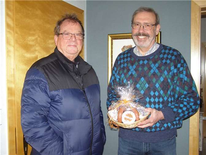 Hans Peter Kranz (re.) wurde für seine 100. Blutspende ausgezeichnet. Foto: Luzia Kranz