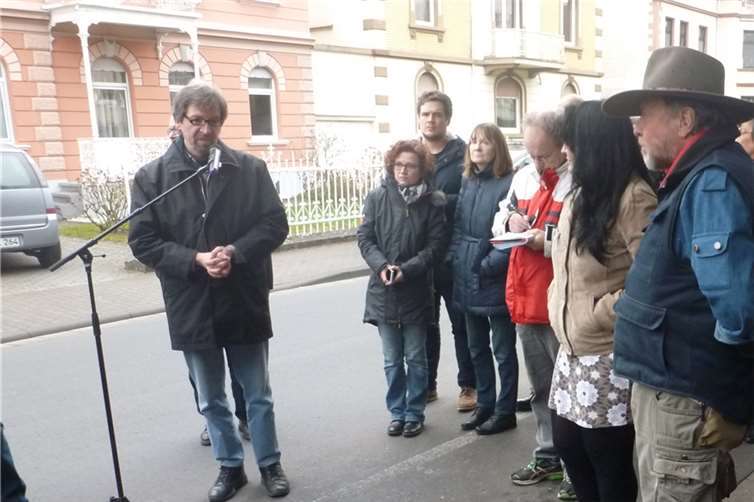 Hans-Peter Kreutz hielt für die Christlich-Jüdische Gesellschaft eine Ansprache. Künstler Gunter Demnig (r.) und Doris Leber (ganz r.) hörten gespannt zu. privat