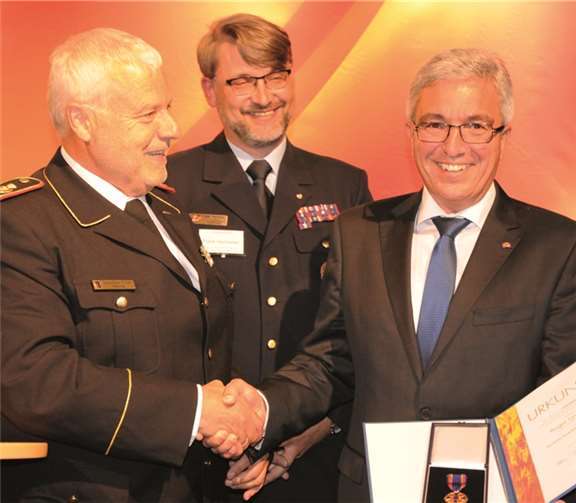 Hans-Peter Kröger, Präsident des Deutschen Feuerwehrverbandes und Frank Hachemer, Präsident des Landesfeuerwehrverbandes Rheinland-Pfalz gratulieren Innenminister Roger Lewentz zur Deutschen Feuerwehrehrenmedaille (v. li.).  privat